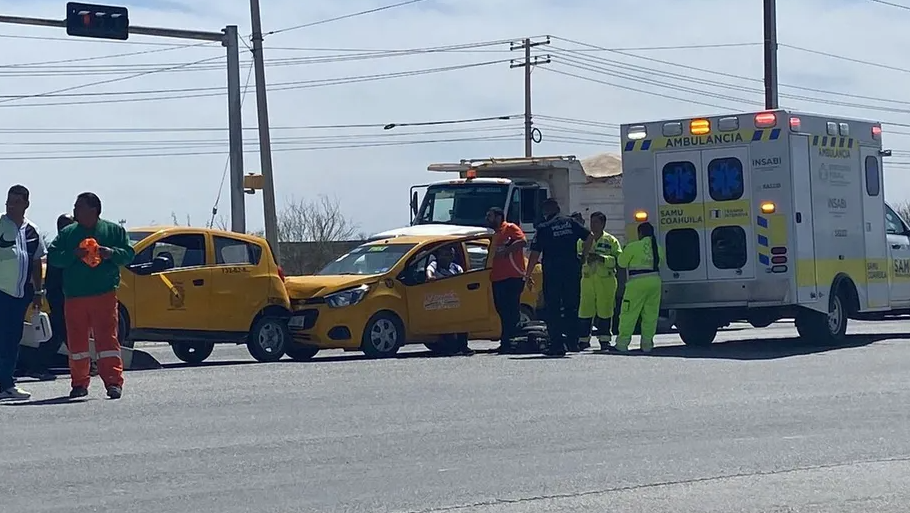 Choque Entre Taxis Y Cami N En Torre N Deja Un Hombre Lesionado Y